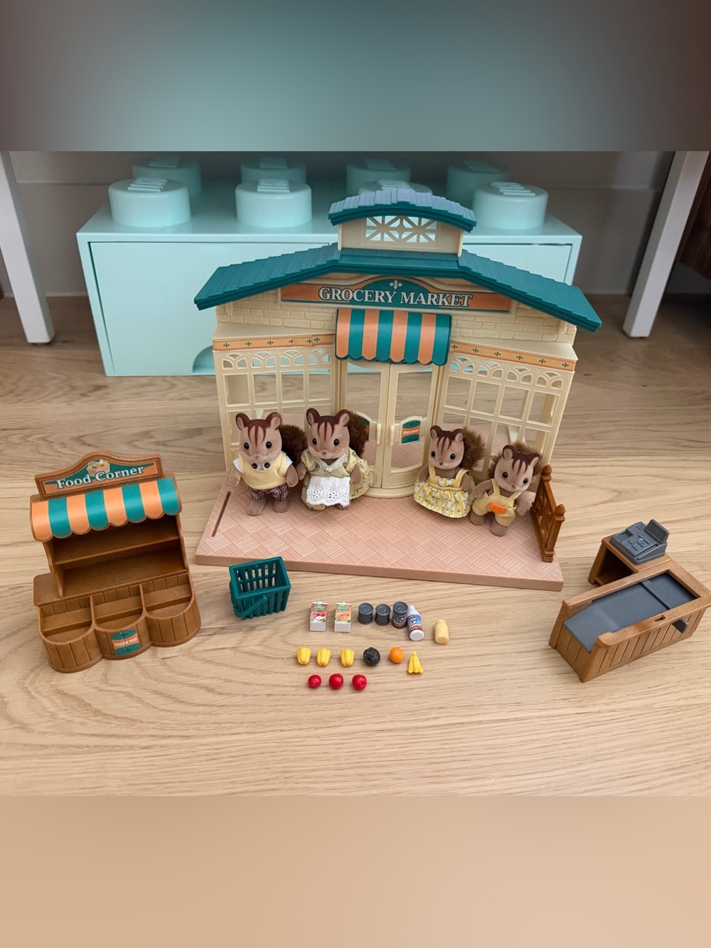 Calico Critters Grocery Market Playset and Chipmunk Family Set
